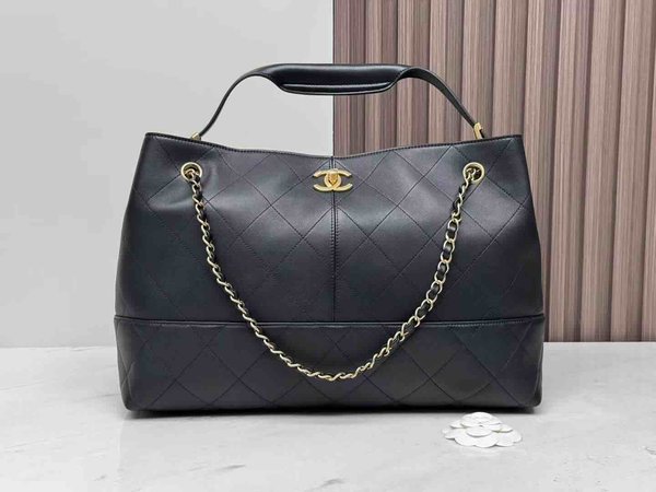 Chanel 25A Métiers d’Art Hobo Black Leather 40cm