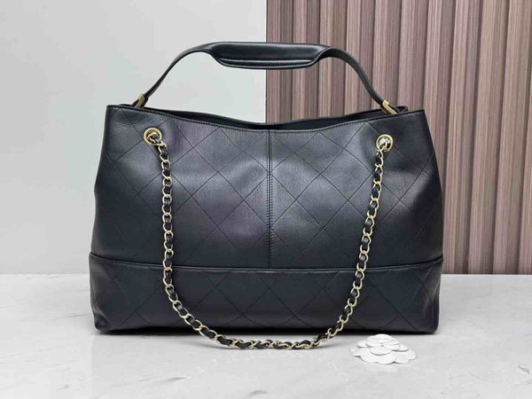 Chanel 25A Métiers d’Art Hobo Black Leather 40cm