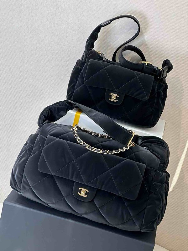 Chanel 25K Felt Maxi Tote Burgundy Leather-Interwoven Chain Navy Leather Top Handle