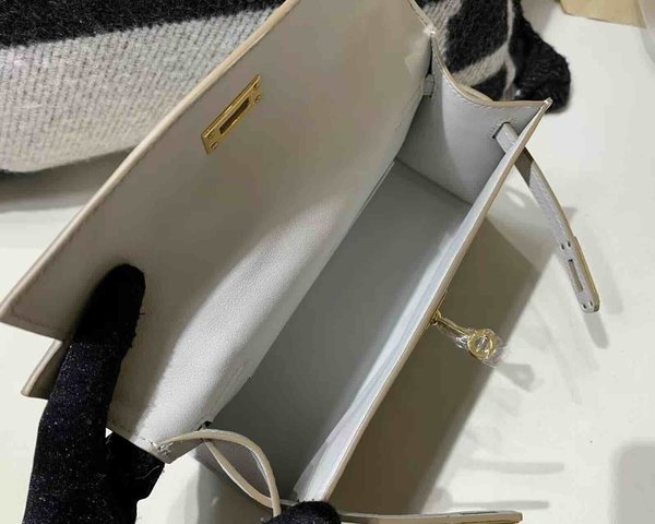 Hermès Kelly Pochette Swift Craie x Gold Hardware