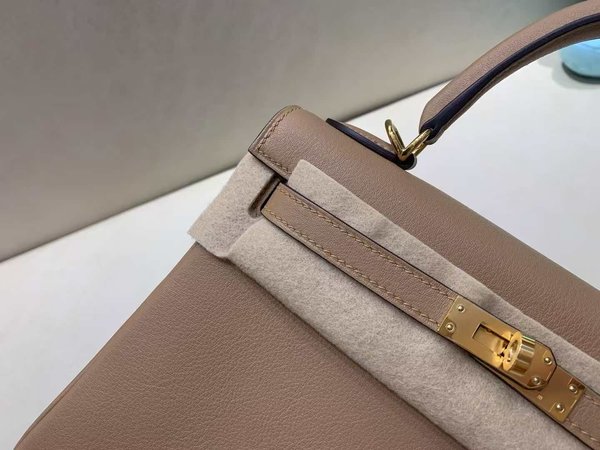 Hermès Kelly 25 Swift Etoupe x Gold Hardware