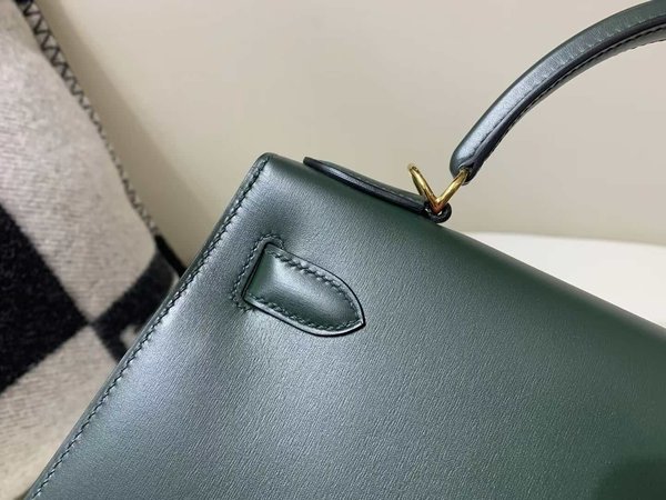 Hermès Kelly 25 Sellier Box Calf, Vert Rousseau x Gold Hardware