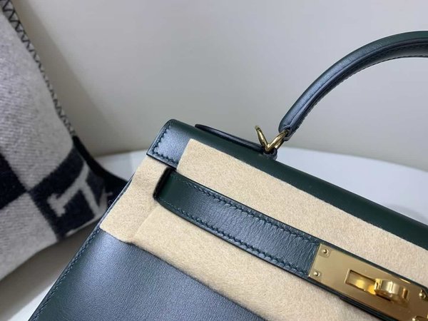 Hermès Kelly 25 Sellier Box Calf, Vert Rousseau x Gold Hardware