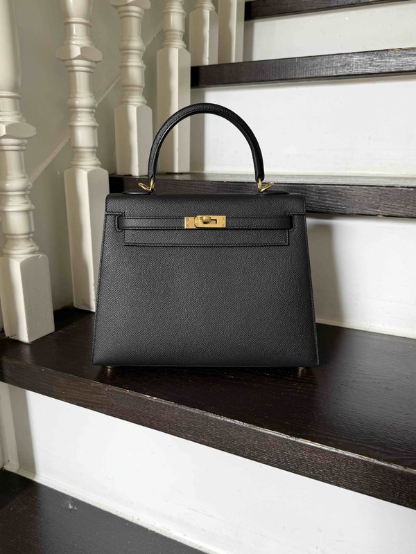Hermès Kelly 25 Noir Epsom x Gold Hardware