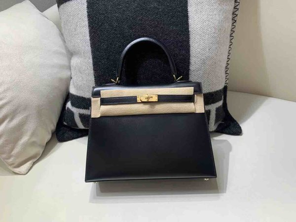 Hermès Kelly 25 Box Noir x Gold Hardware