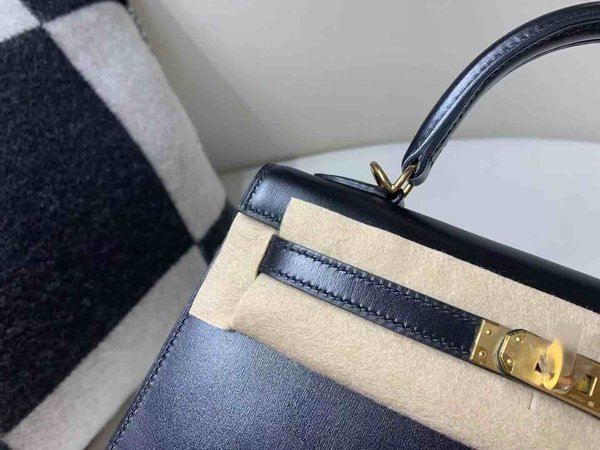 Hermès Kelly 25 Box Noir x Gold Hardware