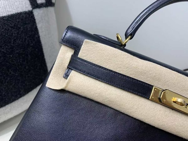 Hermès Kelly 35 Swift Noir x Gold Hardware