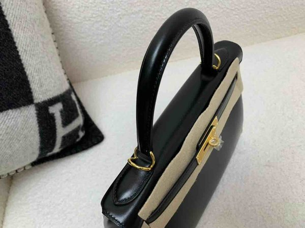 Hermès Kelly 28 Box Noir x Gold Hardware