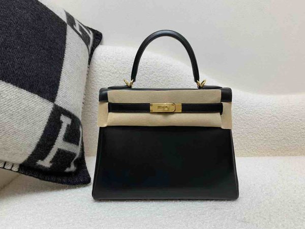 Hermès Kelly 28 Box Noir x Gold Hardware