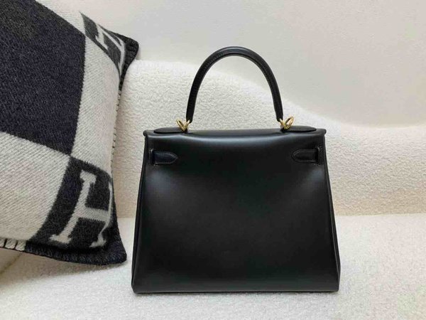 Hermès Kelly 28 Box Noir x Gold Hardware