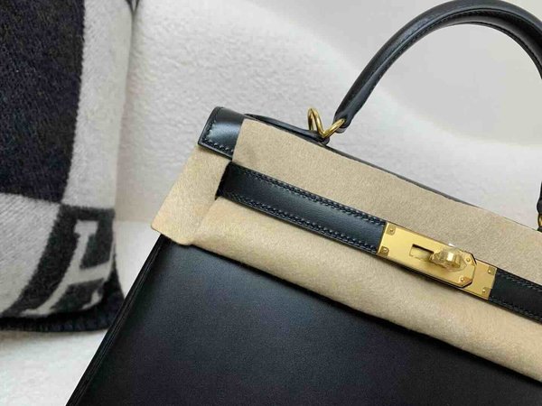 Hermès Kelly 28 Box Noir x Gold Hardware