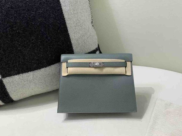 Hermès Kelly Danse 22 Evercolor Vert Amande x Palladium Hardware
