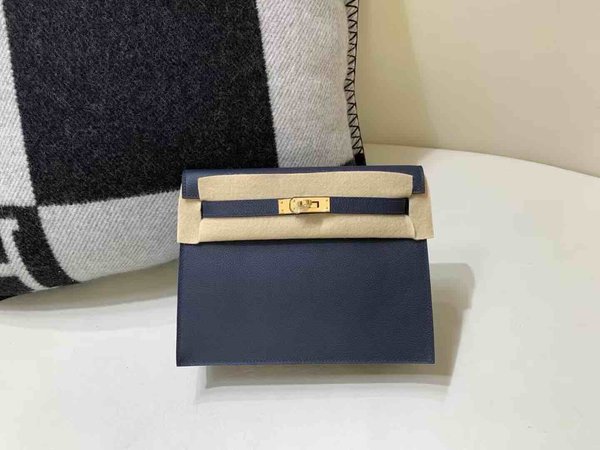 Hermès Kelly Danse 22 Evercolor Bleu Nuit x Gold Hardware