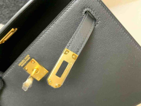Hermès Kelly Danse 22 Swift Noir x Gold Hardware
