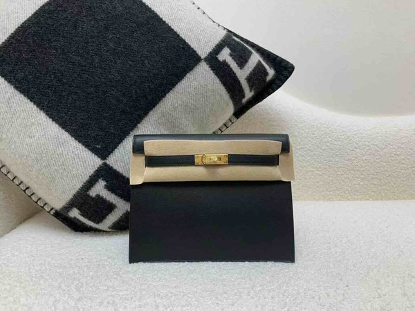 Hermès Kelly Danse 22 Swift Noir x Gold Hardware