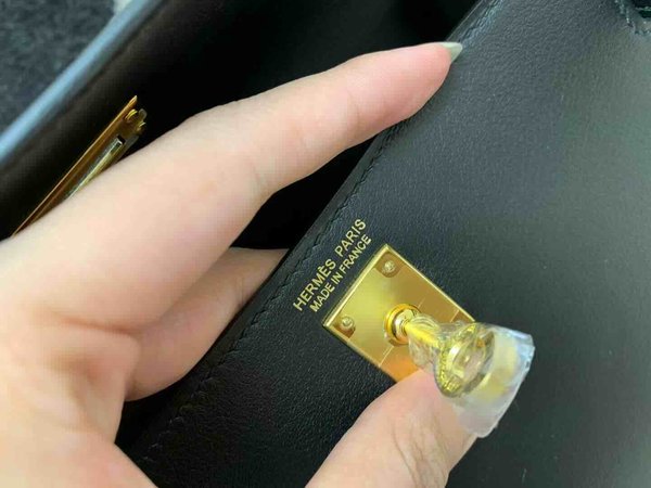 Hermès Kelly Danse 22 Swift Noir x Gold Hardware