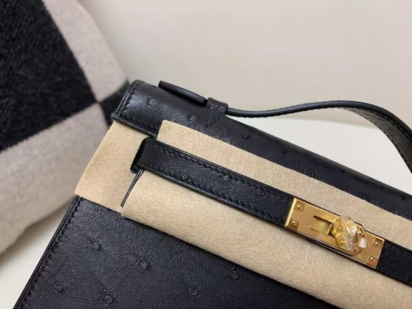 Hermès Kelly Pochette Ostrich Noir x Gold Hardware