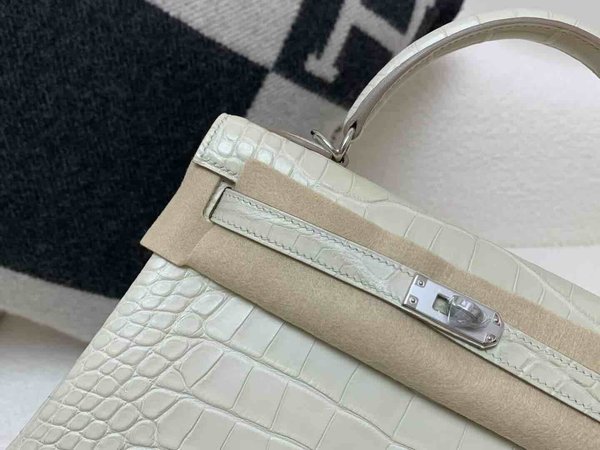 Hermès Kelly 25 Matte Alligator Glacier White (8L) x Palladium Hardware