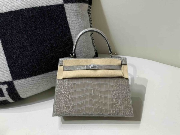 Hermès Kelly 25 Alligator Shiny Gris Tourterelle (Dove Grey) with Palladium Hardware (In Stock)