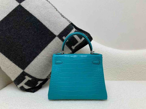 Hermès Kelly 25 Alligator Shiny Blue Paon (7F Peacock Blue) with Palladium Hardware