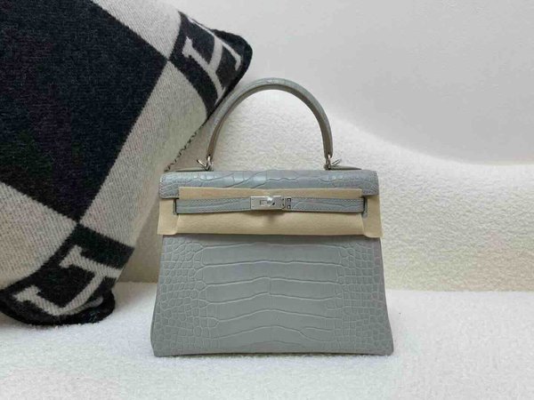 Hermès Kelly 25 Alligator Matte Gris Perle (80 Pearl Grey) with Lemon Yellow Interior, Palladium Hardware