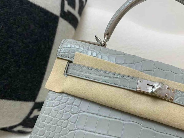 Hermès Kelly 25 Alligator Matte Gris Perle (80 Pearl Grey) with Lemon Yellow Interior, Palladium Hardware