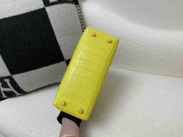 Hermès Kelly 25 Alligator Matte Marigold Yellow with Gold Hardware