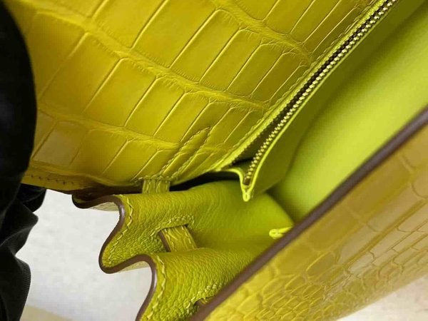 Hermès Kelly 25 Alligator Matte Marigold Yellow with Gold Hardware