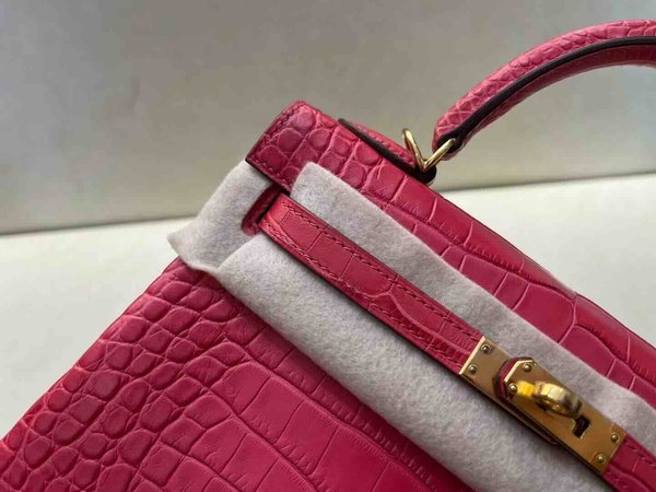 Hermès Kelly 25 Alligator Matte Rhododendron Pink with Gold Hardware