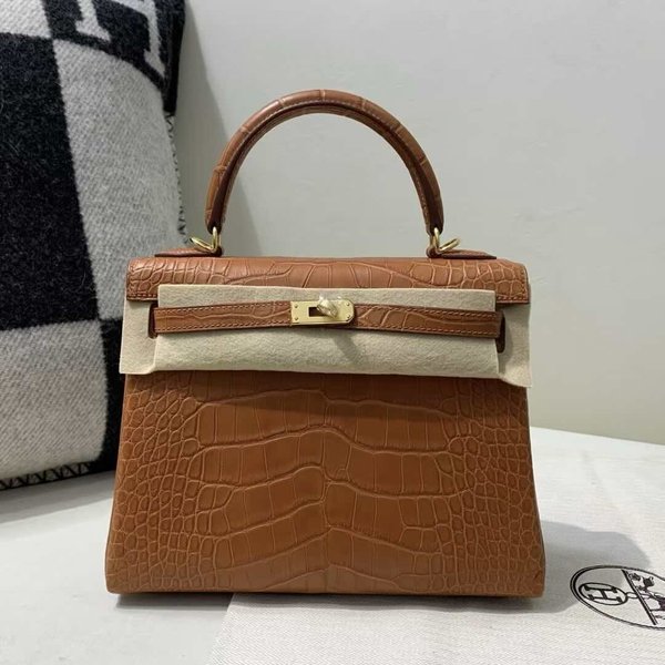 Hermès Kelly 25 in Matte Alligator Mississippiensis, Gold, Gold Hardware