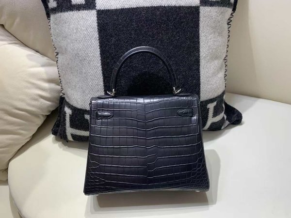 Hermès Kelly 25 Sellier Matte Alligator Noir with Palladium Hardware