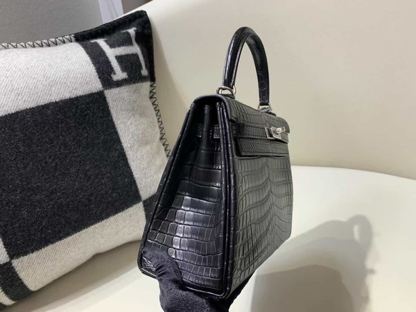 Hermès Kelly 25 Sellier Matte Alligator Noir with Palladium Hardware