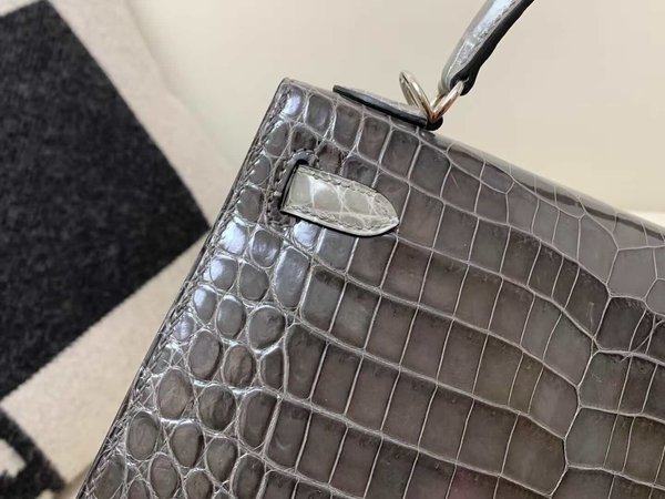 Hermès Kelly 25 Shiny Niloticus Crocodile 88 Graphite with Etoupe – Palladium Hardware