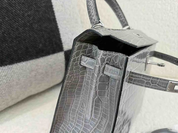 Hermès Kelly 25 Shiny Niloticus Crocodile Crystal Grey x Palladium Hardware