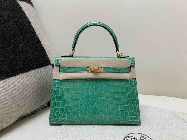 HermèsKelly 25 Shiny Niloticus Crocodile Imperial Green x Gold Hardware