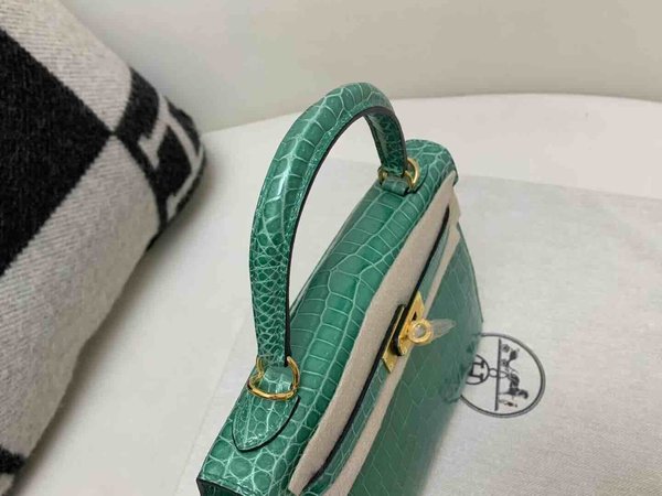 HermèsKelly 25 Shiny Niloticus Crocodile Imperial Green x Gold Hardware