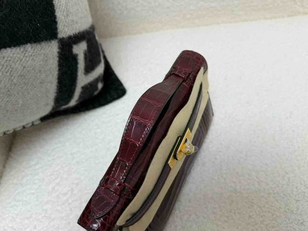 Hermès Mini Kelly Shiny Alligator Bordeaux x Gold Hardware