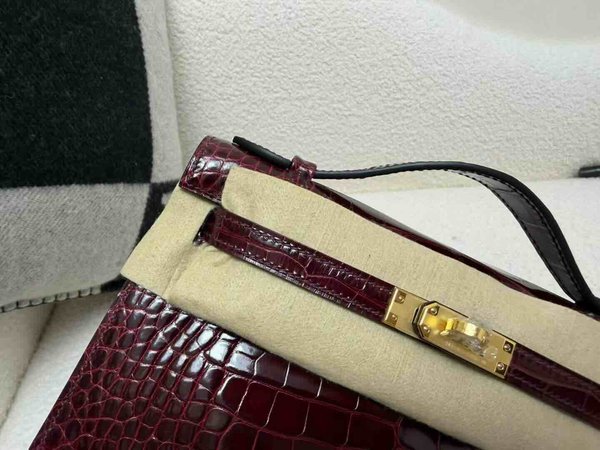 Hermès Mini Kelly Shiny Alligator Bordeaux x Gold Hardware