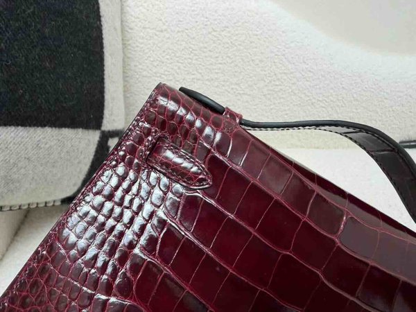 Hermès Mini Kelly Shiny Alligator Bordeaux x Gold Hardware