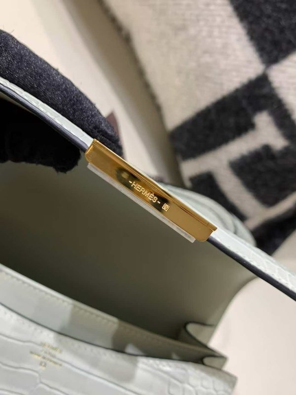 Hermès Constance 18 Vert d’Eau Matte Alligator and Beige de Weimar Swift with Gold Hardware