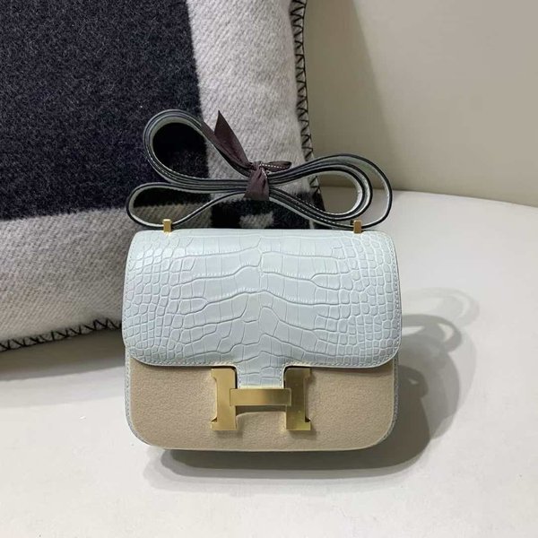 Hermès Constance 18 Vert d’Eau Matte Alligator and Beige de Weimar Swift with Gold Hardware