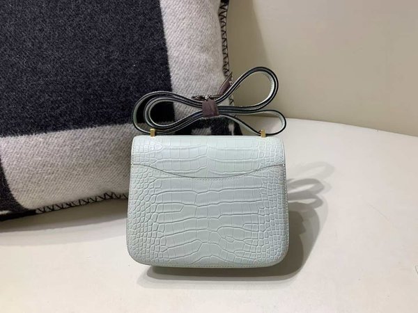 Hermès Constance 18 Vert d’Eau Matte Alligator and Beige de Weimar Swift with Gold Hardware