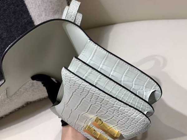 Hermès Constance 18 Vert d’Eau Matte Alligator and Beige de Weimar Swift with Gold Hardware