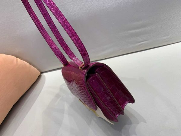 Hermès Constance 19 Shiny Alligator J5 Rose Scheherazade / Gold Hardware
