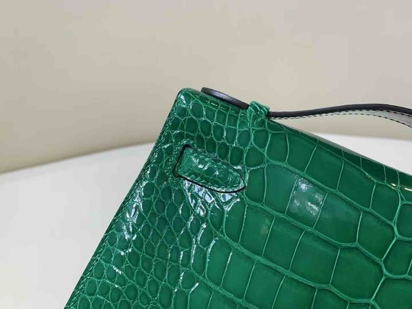 Hermès Kelly Pochette Shiny Crocodile Vert Émeraude Gold Hardware