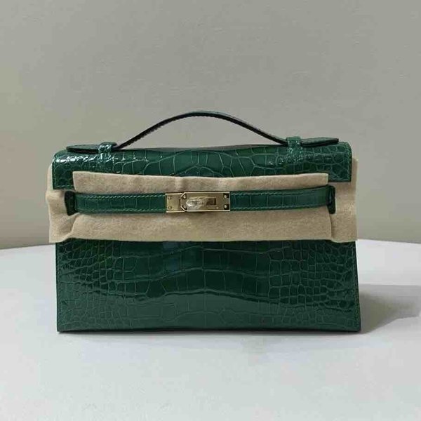 Hermès Kelly Pochette Shiny Crocodile Vert Émeraude Gold Hardware