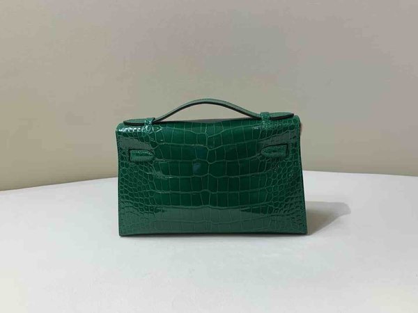 Hermès Kelly Pochette Shiny Crocodile Vert Émeraude Gold Hardware