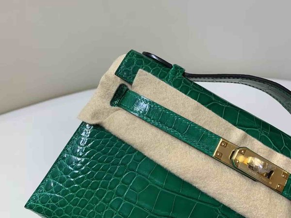 Hermès Kelly Pochette Shiny Crocodile Vert Émeraude Gold Hardware