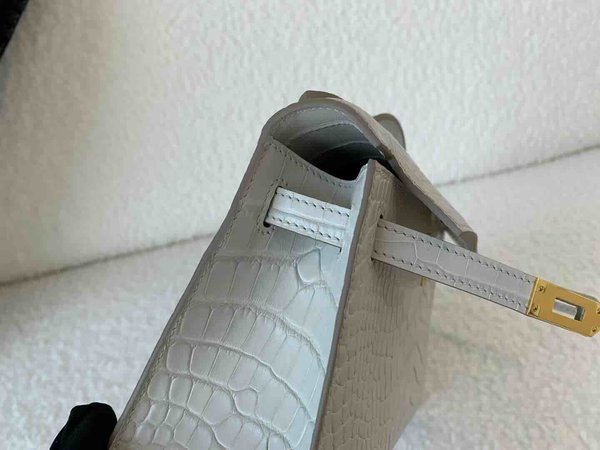 Hermès Pochette Matte Alligator Mississippiensis Glacier White x Gold Hardware