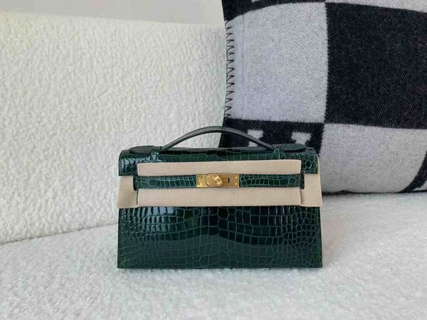 Hermès Pochette Shiny Porosus Crocodile Vert Émeraude x Gold Hardware
